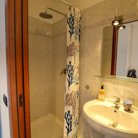 View Golden Triangle Apartment *